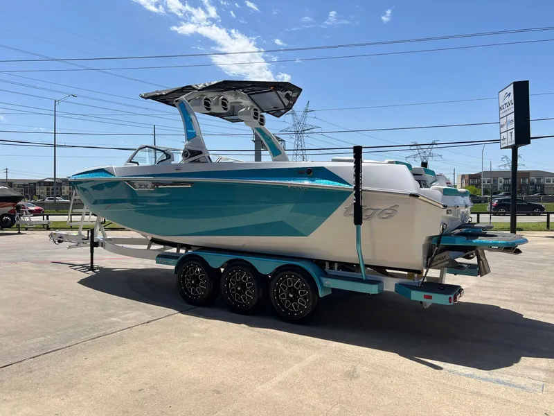 Slide: The Image of Tigé Ultré 25ZX 2025 - 7