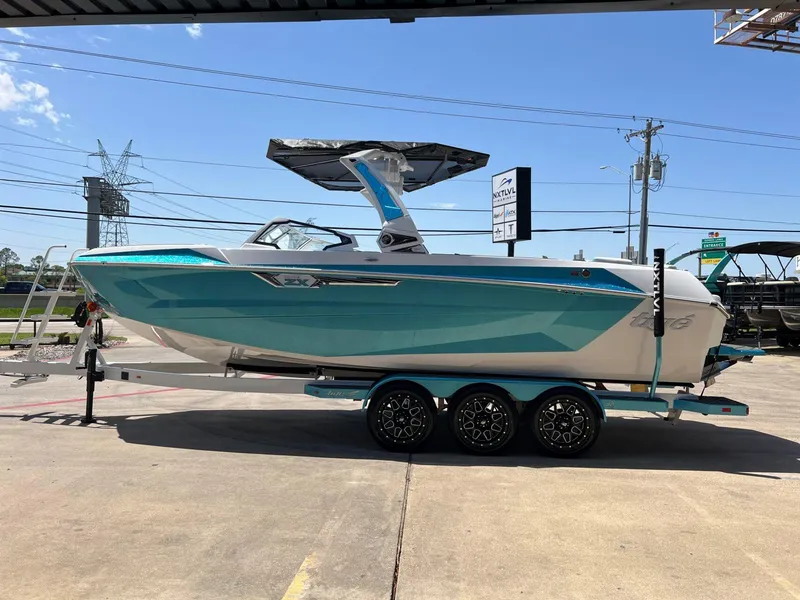 Slide: The Image of Tigé Ultré 25ZX 2025 - 8