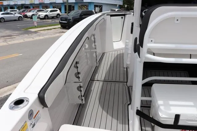 Slide: The Image of Yamaha 255 FSH SPORT H-YACHT BLUE-ALUMINUM 2025 - 12