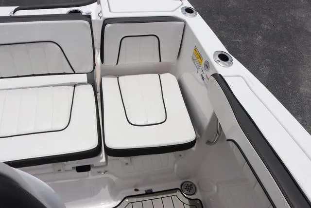 Slide: The Image of Yamaha 255 FSH SPORT H-YACHT BLUE-ALUMINUM 2025 - 33