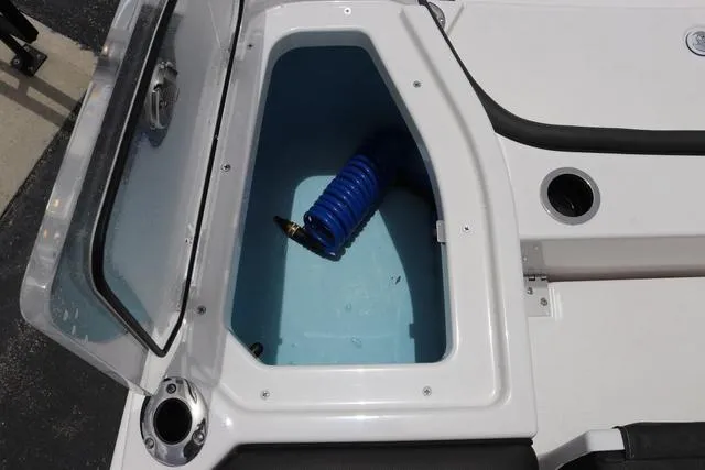 Slide: The Image of Yamaha 255 FSH SPORT H-YACHT BLUE-ALUMINUM 2025 - 34