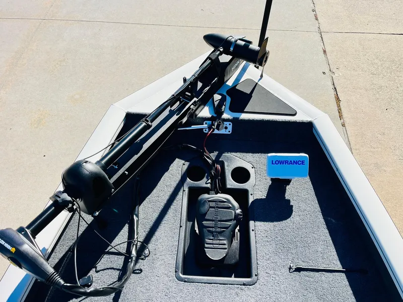 Slide: The Image of 2025 Tracker Pro Team 190 boat with trolling motor and Lowrance fish finder. - 10