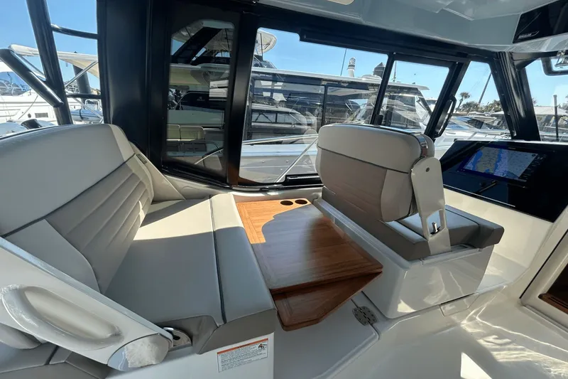 Slide: The Image of Boston Whaler 365 Conquest 2025 - 70