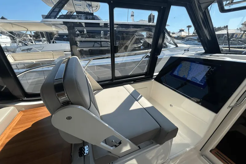 Slide: The Image of Boston Whaler 365 Conquest 2025 - 72