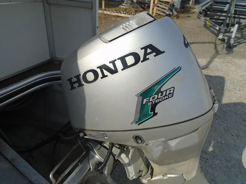 Slide: The Image of Honda four-stroke outboard motor on 2005 Lowe Trinidad 200 boat. - 12