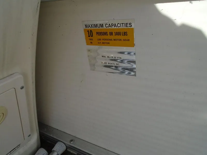 Slide: The Image of Capacity label on 2005 Lowe Trinidad 200 boat, max 10 persons or 1400 lbs. - 17