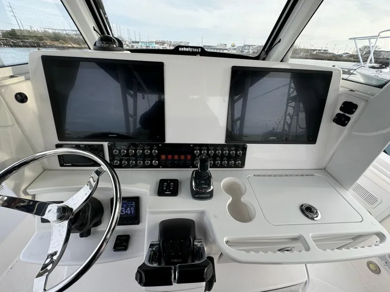 Slide: The Image of Everglades 355 Center Console 2019 - 10
