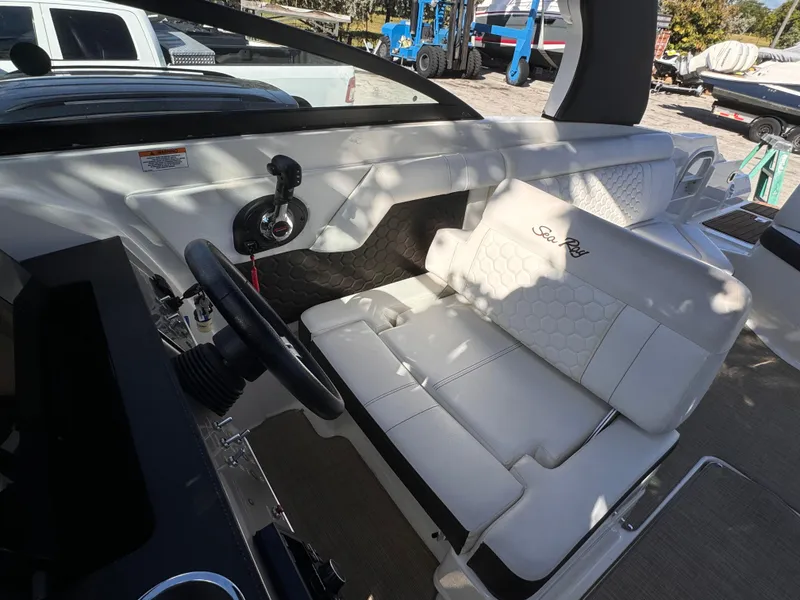 Slide: The Image of Sea Ray SDX 270 2018 - 10