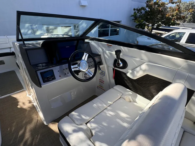 Slide: The Image of Sea Ray SDX 270 2018 - 11