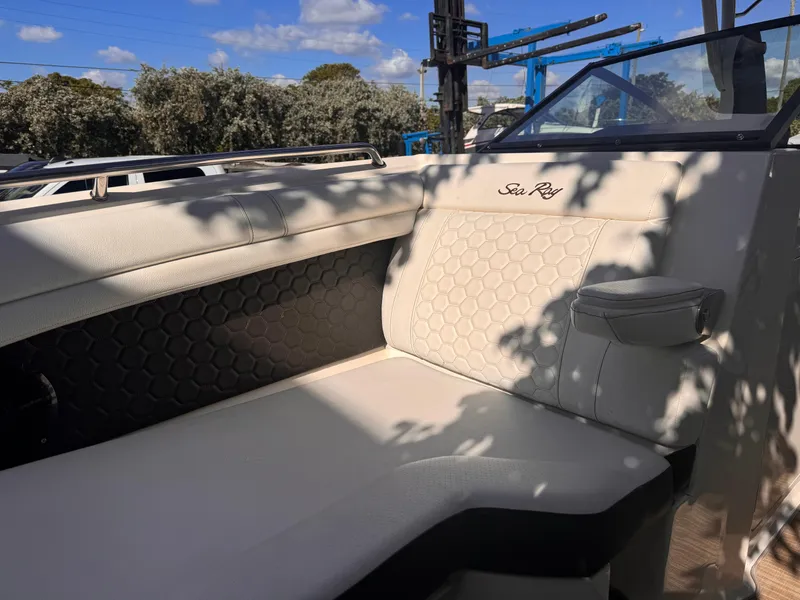Slide: The Image of Sea Ray SDX 270 2018 - 16