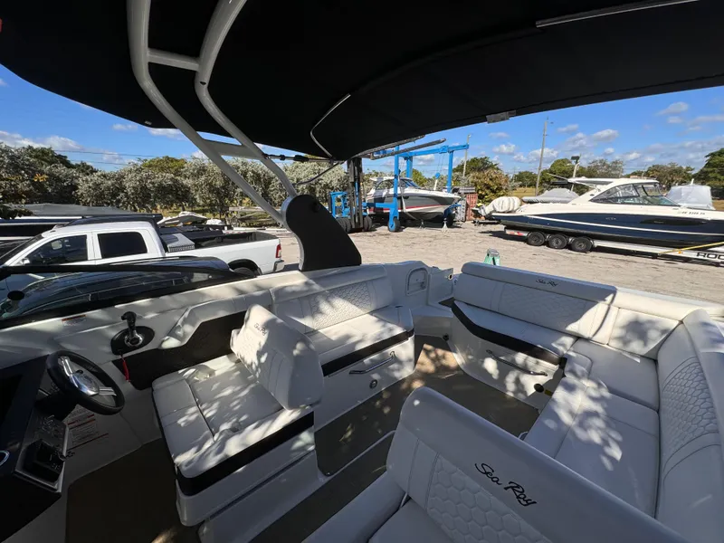 Slide: The Image of Sea Ray SDX 270 2018 - 17