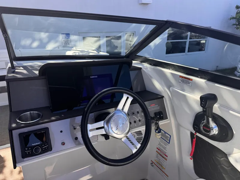 Slide: The Image of Sea Ray SDX 270 2018 - 4