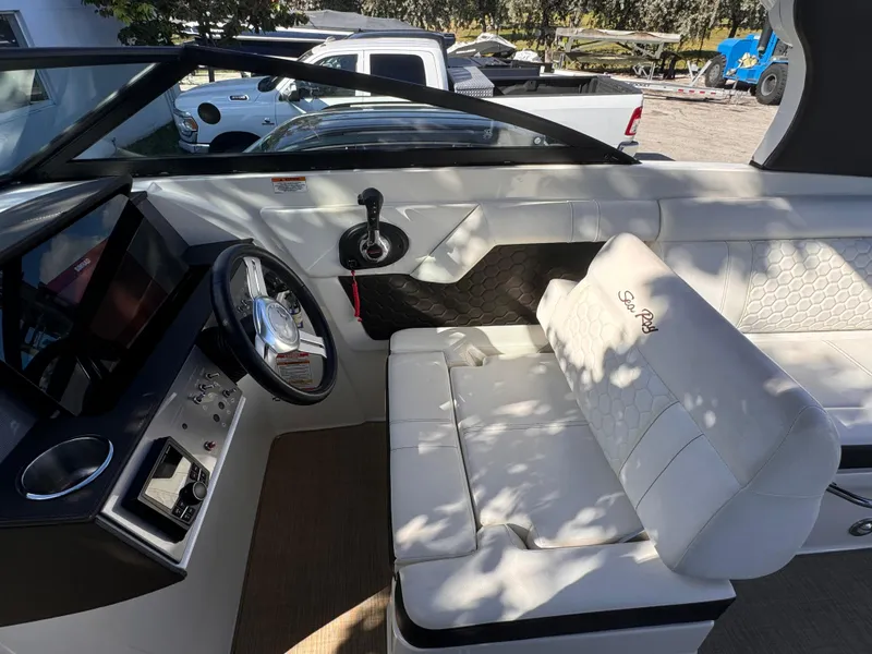 Slide: The Image of Sea Ray SDX 270 2018 - 9