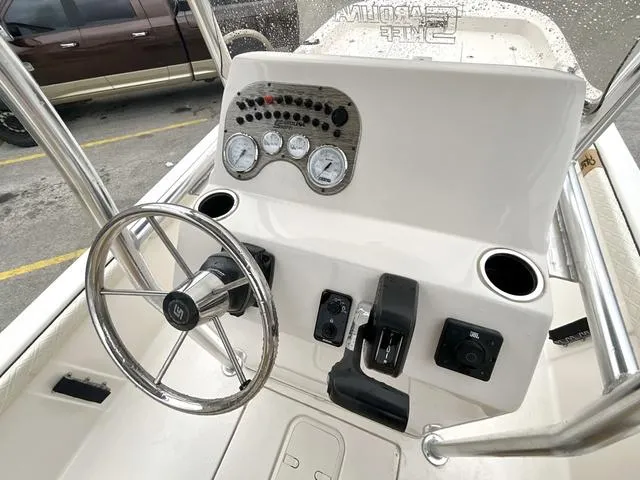 Slide: The Image of Carolina Skiff 25 LS 2025 - 10