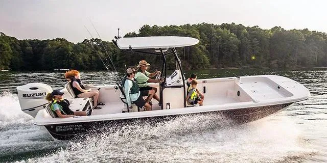 Slide: The Image of Carolina Skiff 25 LS 2025 - 11