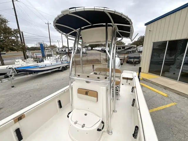 Slide: The Image of Carolina Skiff 25 LS 2025 - 18