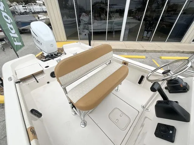 Slide: The Image of Carolina Skiff 25 LS 2025 - 5