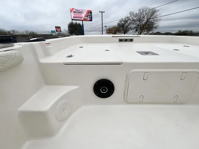 Slide: The Image of Carolina Skiff 25 LS 2025 - 9