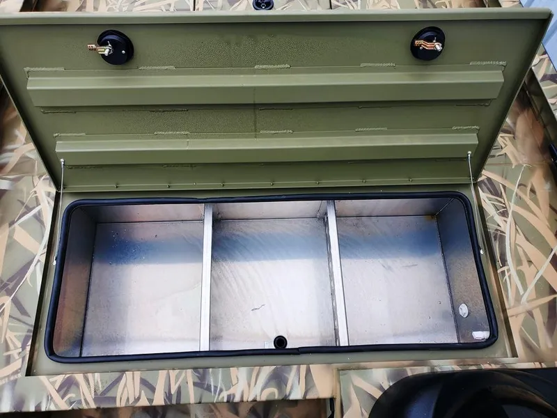 Slide: The Image of 60 gallon aerated livewell with hinged dividers - 5