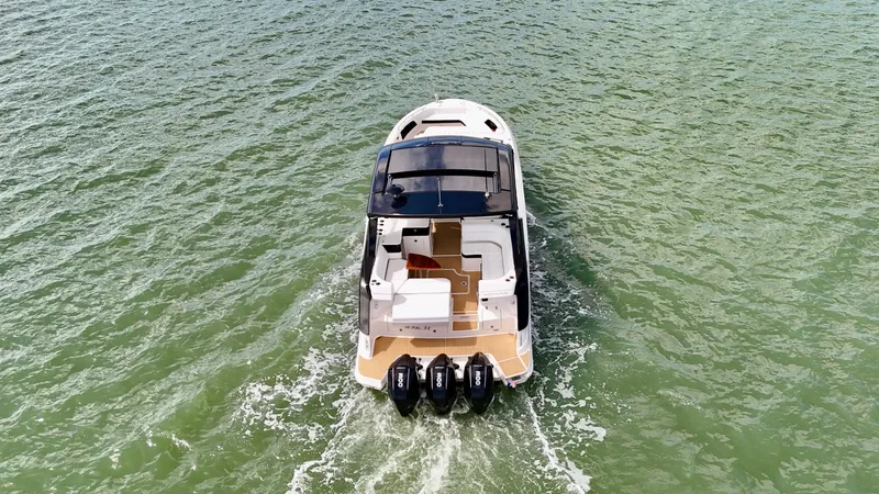 Slide: The Image of Sea Ray Sundancer 370 Outboard 2023 - 15