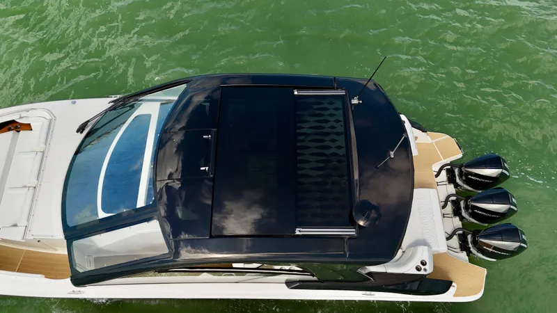 Slide: The Image of Sea Ray Sundancer 370 Outboard 2023 - 20