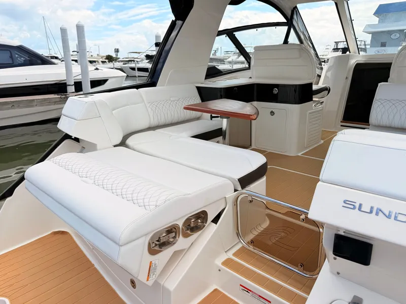 Slide: The Image of Sea Ray Sundancer 370 Outboard 2023 - 29