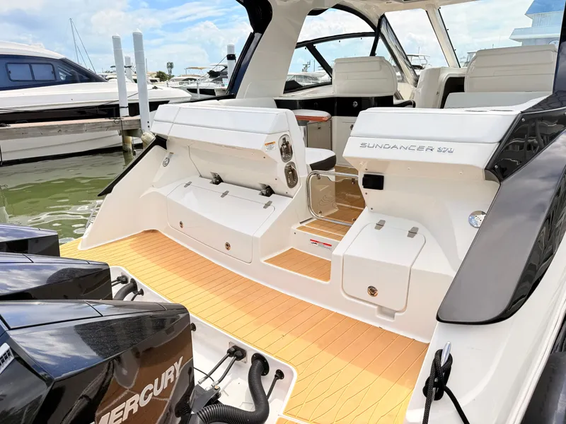 Slide: The Image of Sea Ray Sundancer 370 Outboard 2023 - 31