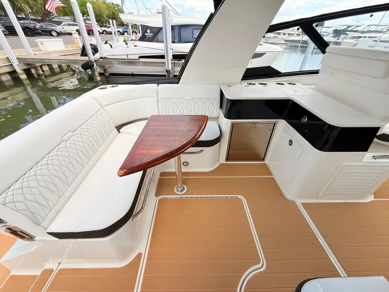 Slide: The Image of Sea Ray Sundancer 370 Outboard 2023 - 32