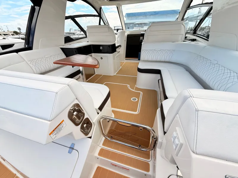 Slide: The Image of Sea Ray Sundancer 370 Outboard 2023 - 34