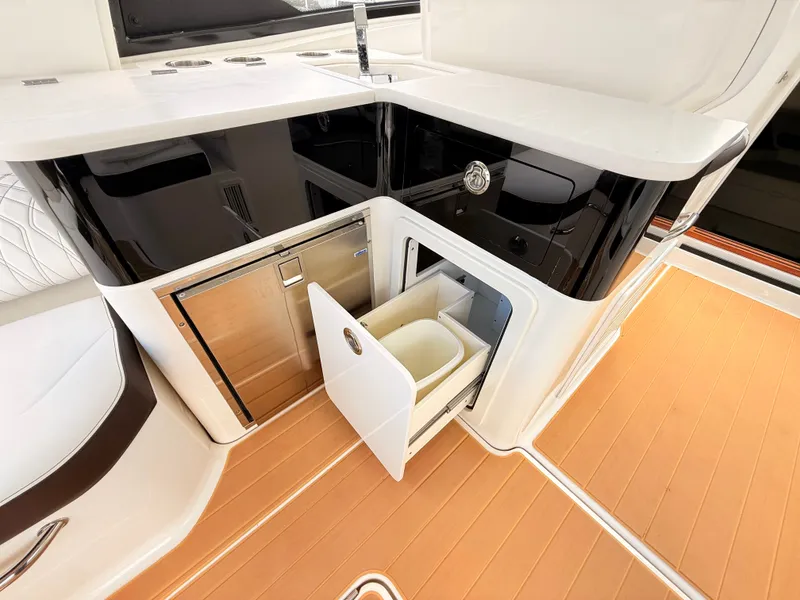 Slide: The Image of Sea Ray Sundancer 370 Outboard 2023 - 35