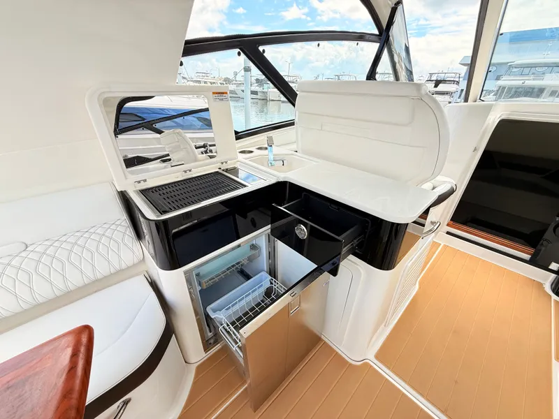 Slide: The Image of Sea Ray Sundancer 370 Outboard 2023 - 36