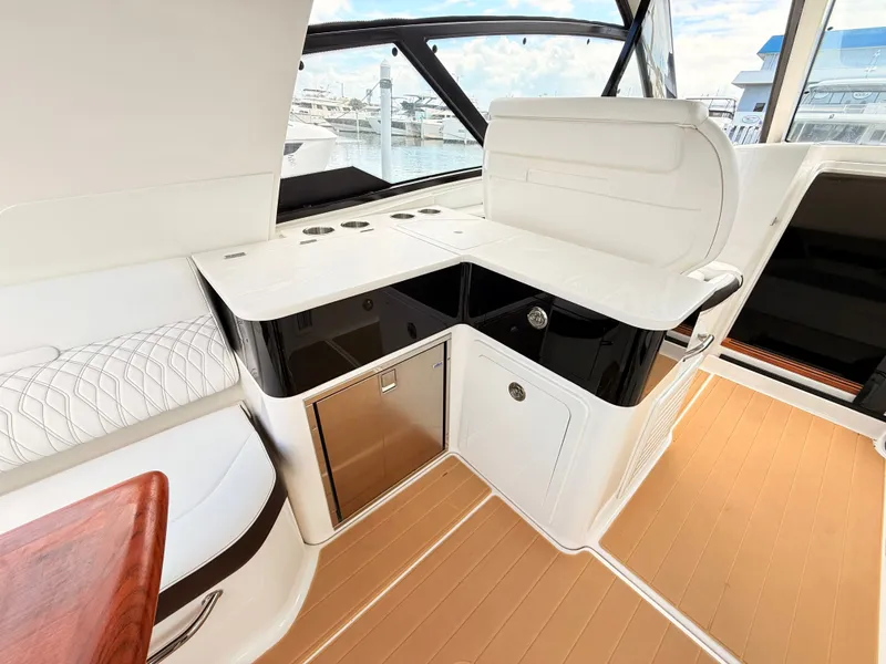 Slide: The Image of Sea Ray Sundancer 370 Outboard 2023 - 37