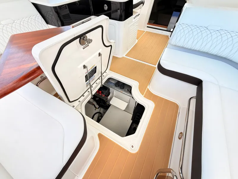 Slide: The Image of Sea Ray Sundancer 370 Outboard 2023 - 39