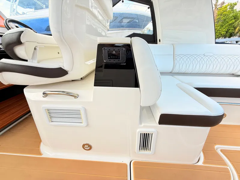 Slide: The Image of Sea Ray Sundancer 370 Outboard 2023 - 40