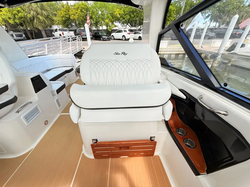 Slide: The Image of Sea Ray Sundancer 370 Outboard 2023 - 41