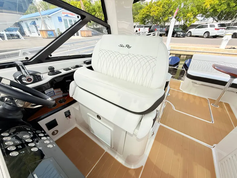 Slide: The Image of Sea Ray Sundancer 370 Outboard 2023 - 43