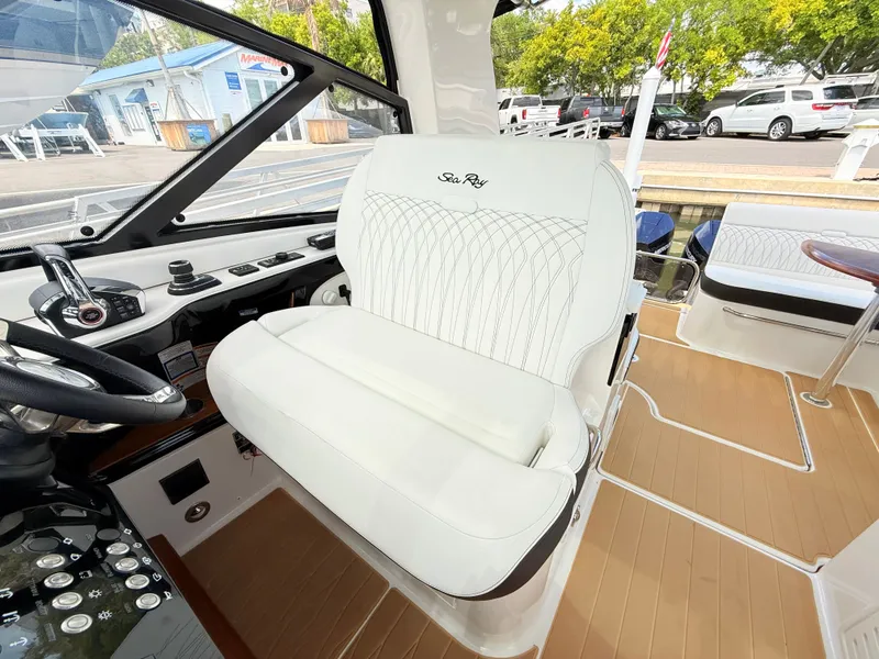 Slide: The Image of Sea Ray Sundancer 370 Outboard 2023 - 44