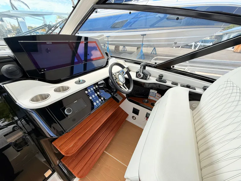 Slide: The Image of Sea Ray Sundancer 370 Outboard 2023 - 45
