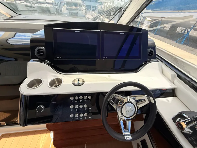 Slide: The Image of Sea Ray Sundancer 370 Outboard 2023 - 47