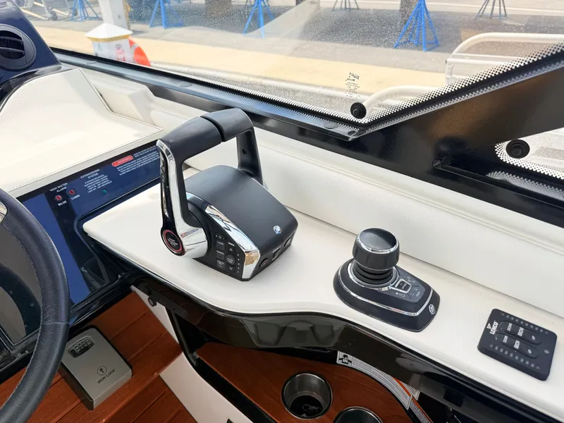 Slide: The Image of Sea Ray Sundancer 370 Outboard 2023 - 50