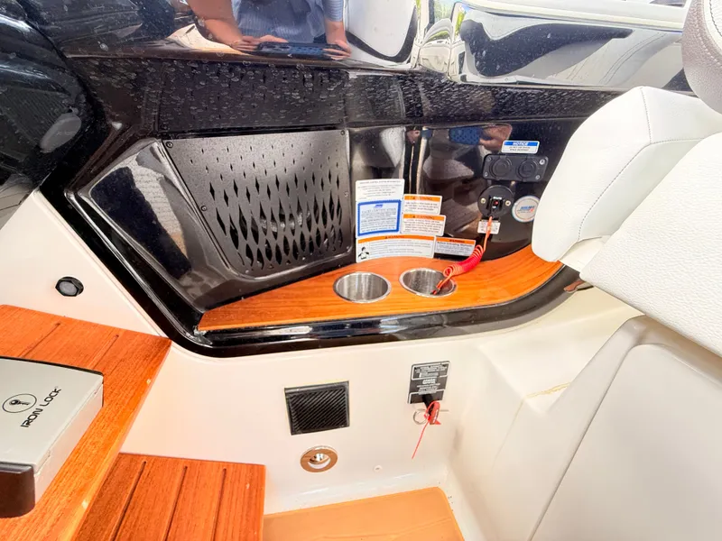 Slide: The Image of Sea Ray Sundancer 370 Outboard 2023 - 51