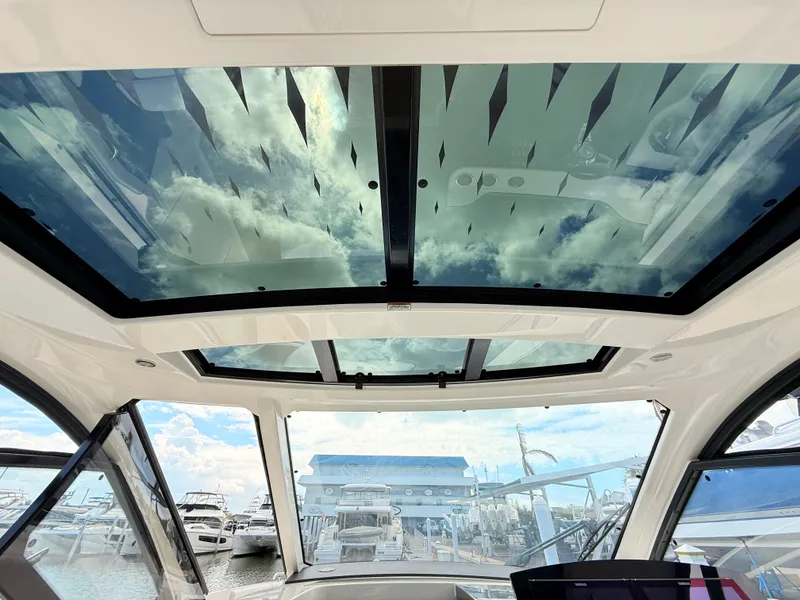 Slide: The Image of Sea Ray Sundancer 370 Outboard 2023 - 52