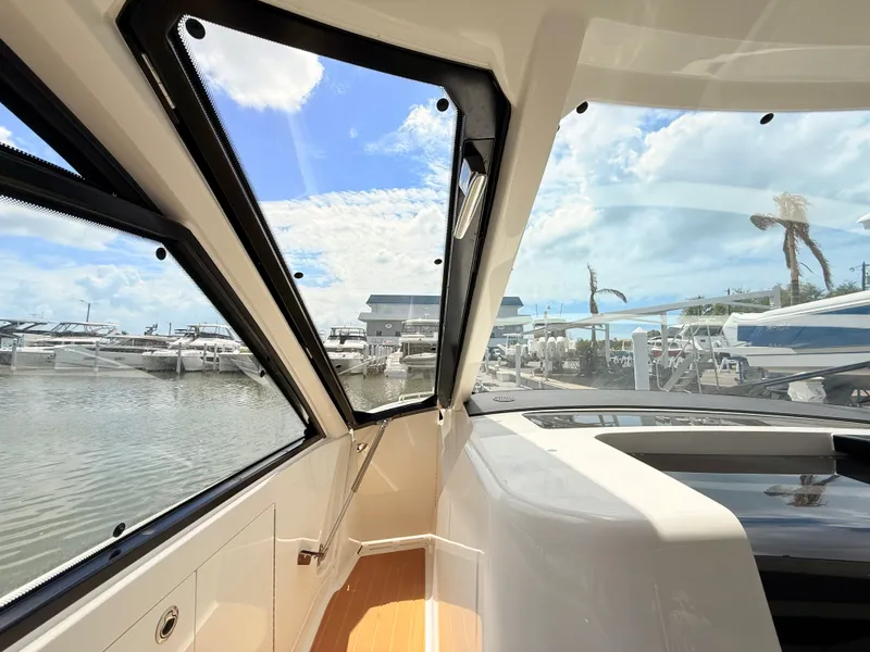 Slide: The Image of Sea Ray Sundancer 370 Outboard 2023 - 54