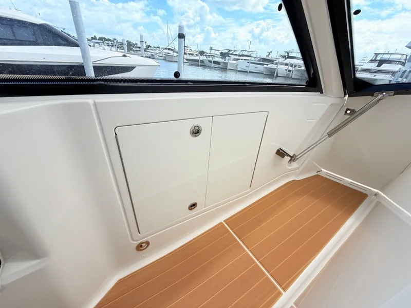 Slide: The Image of Sea Ray Sundancer 370 Outboard 2023 - 55