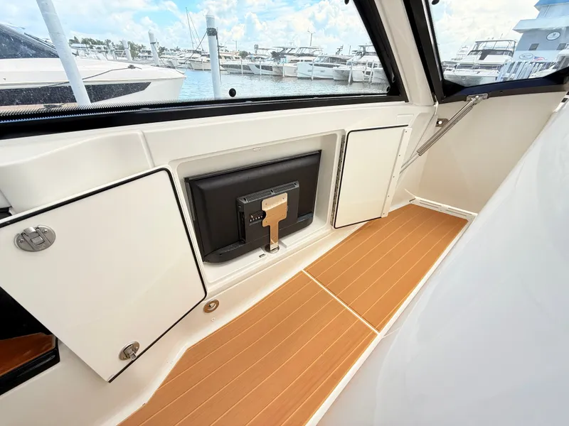 Slide: The Image of Sea Ray Sundancer 370 Outboard 2023 - 56