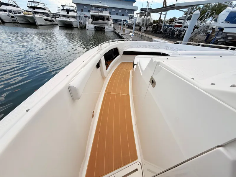 Slide: The Image of Sea Ray Sundancer 370 Outboard 2023 - 57