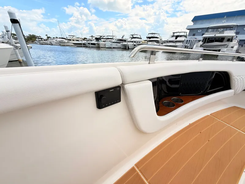 Slide: The Image of Sea Ray Sundancer 370 Outboard 2023 - 58