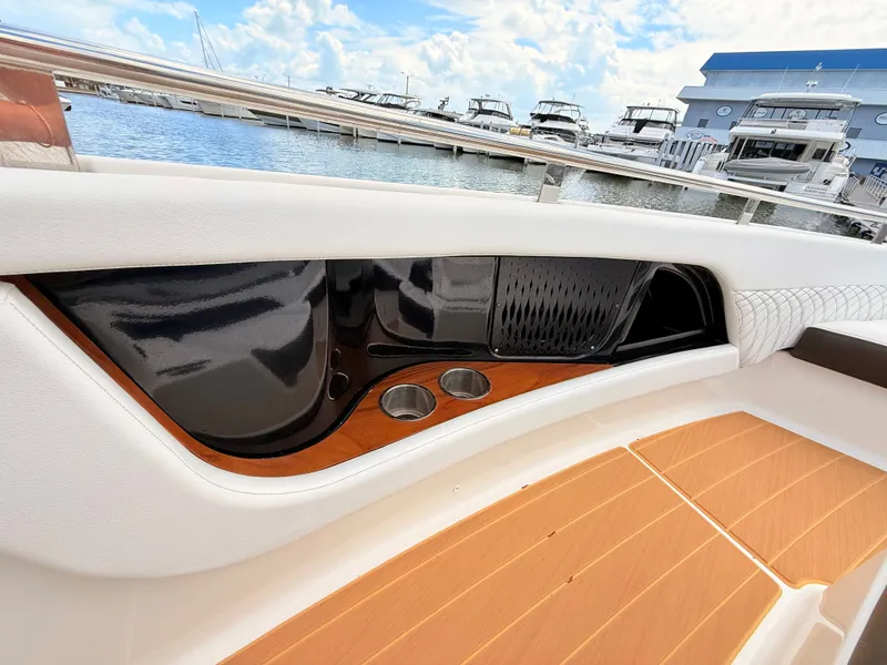 Slide: The Image of Sea Ray Sundancer 370 Outboard 2023 - 59
