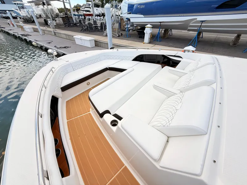 Slide: The Image of Sea Ray Sundancer 370 Outboard 2023 - 61