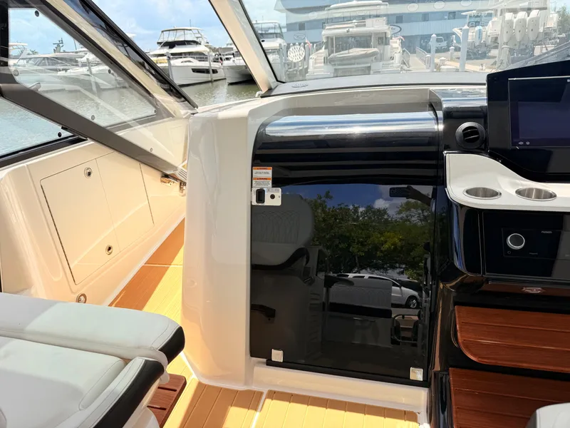 Slide: The Image of Sea Ray Sundancer 370 Outboard 2023 - 67